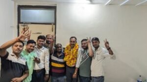 झांसी, मऊरानीपुर 05 जून 2024। भण्डरा उप शाखा प्रबंधक का स्थानांतरण हो जाने पर दी विदाई। झांसी, मऊरानीपुर 05 जून 2024। भण्डरा उप शाखा प्रबंधक का स्थानांतरण हो जाने पर दी विदाई।