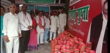 औरैया05नूं24*सपा राष्ट्रीय अध्यक्ष अखिलेश यादव के कन्नौज लोकसभा से जीतने पर दूसरे दिन भी लड्डू बांटकर खुशियां मनाई। औरैया05नूं24*सपा राष्ट्रीय अध्यक्ष अखिलेश यादव के कन्नौज लोकसभा से जीतने पर दूसरे दिन भी लड्डू बांटकर खुशियां मनाई।