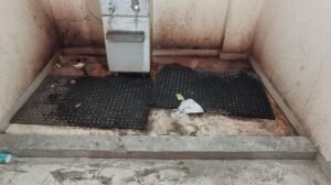 कौशाम्बी06जून24*यात्रियों के पानी पीने की मशीन के पास लगा गंदगी का अंबार*