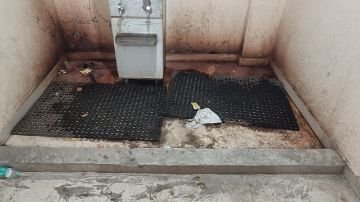 कौशाम्बी06जून24*यात्रियों के पानी पीने की मशीन के पास लगा गंदगी का अंबार* कौशाम्बी06जून24*यात्रियों के पानी पीने की मशीन के पास लगा गंदगी का अंबार*