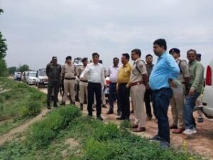 शिवहरम0प्र0 06जून24*डीएम व एसपी ने संवेदनशील तथा बाढ़ आक्रम्य स्थलों का निरीक्षण किया गया।