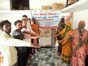 झांसी मऊरानीपुर 5 जून 2024। विश्व पर्यावरण दिवस पर कदौरा में दिलाई गई जल शपथ।