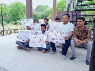 कौशाम्बी09जून24*एनएसयूआई के कार्यकर्ताओं के द्वारा नीट परीक्षा के पेपर लीक के विरोध में किया प्रदर्शन*