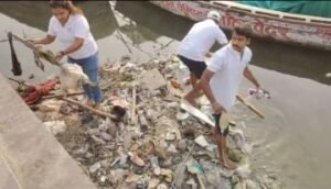 वाराणसी10जून24*श्री काशी विश्वनाथ धाम के गंगा द्वार के समक्ष नमामि गंगे ने किया श्रमदान