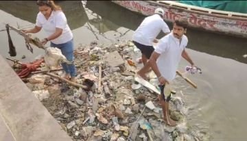 वाराणसी10जून24*श्री काशी विश्वनाथ धाम के गंगा द्वार के समक्ष नमामि गंगे ने किया श्रमदान