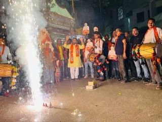 वाराणसी10जून24*नरेन्द्र मोदी ने तीसरी बार प्रधानमंत्री पद की ली शपथ, काशी ने मनाया जश्न, सड़क पर आतिशबाजी कर एक दूसरे को खिलाई मिठाई_*