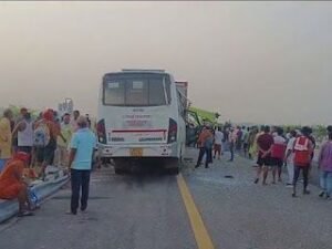 गाजीपुर10जून24*पूर्वांचल एक्सप्रेसवे पर बड़ा हादसा,श्रद्धालुओं से भरी बस की डंपर से हुई टक्कर