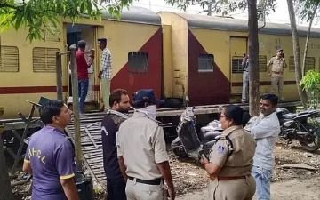 इंदौर10जून24* रेलवे स्टेशन पर एक महिला की टुकड़ों में मिली लाश इंदौर10जून24* रेलवे स्टेशन पर एक महिला की टुकड़ों में मिली लाश