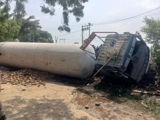 कानपुर देहात11जून24*तेज रफ्तार HP का गैस टैंकर अनियंत्रित होने से ग्रामीण के घर में घुसा* कानपुर देहात11जून24*तेज रफ्तार HP का गैस टैंकर अनियंत्रित होने से ग्रामीण के घर में घुसा*