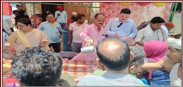 अलीगढ़11जून24*उधोग व्यापार प्रतिनिधि मंडल ने चना हलवा एवं शर्वत वितरण कर शहीदी दिवस मनाया