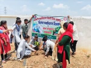 अनूपपुर11जून24*पौधारोपण व श्रमदान कर राष्ट्रीय सेवा योजना के स्वयंसेवकों ने दिया जन जागरूकता का संदेश*