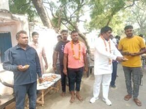 अयोध्या11जून24*दर्शननगर हनुमान मंदिर पर जेठ माह के बड़े मंगलवार को प्रसाद का हुआ भव्य वितरण