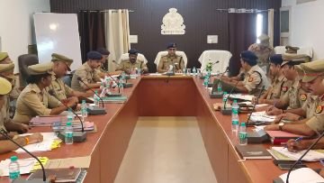 कानपुर नगर12जून24*त्योहारों पर शांति एवं कानून व्यवस्था दृष्टिगत पुलिस उपमहानिरीक्षक ने एक गोष्ठी आयोजित कर दिए आवश्यक दिशा निर्देश। कानपुर नगर12जून24*त्योहारों पर शांति एवं कानून व्यवस्था दृष्टिगत पुलिस उपमहानिरीक्षक ने एक गोष्ठी आयोजित कर दिए आवश्यक दिशा निर्देश।