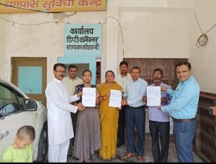 कौशाम्बी13जून24*तीन मृतक व्यापारियों के वारिसों को दी गई दस - दस लाख रु0 की सहायता धनराशि* कौशाम्बी13जून24*तीन मृतक व्यापारियों के वारिसों को दी गई दस - दस लाख रु0 की सहायता धनराशि*