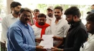 कौशाम्बी13जून24*नगर पंचायत पश्चिम शरीरा के सभासदों ने घेरा एडीएम दफ्तर*