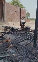 कौशाम्बी14जून24*मकान निर्माण कर रहे किसान की झोपड़ी में किसी ने लगाई आग*