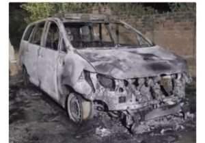 झाँसी14जून24*पुलिस टीम पर हमला,नीली बत्ती लगी सरकारी गाड़ी फूंकी।