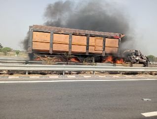 औरैया15जून24*दर्दनाक सड़क हादसे में चालक और हेल्पर की मौत, धूं-धूंकर जला डंपर*