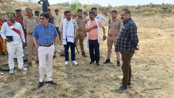 कौशाम्बी15जून24*रामपुर सुहेला एवं नॉदेमई में ससुर खदेरी नदी की खुदाई जीर्णोद्धार कार्य का सीडीओ ने किया निरीक्षण*