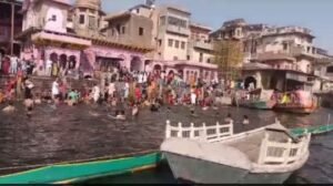 मथुरा16जून24*गंगा दशहरा पर रविवार को यमुना में आस्था की डुबकी लगाने वाले लाखो श्रद्धालुओं की उमड़ी भीड़।