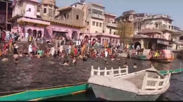 मथुरा16जून24*गंगा दशहरा पर रविवार को यमुना में आस्था की डुबकी लगाने वाले लाखो श्रद्धालुओं की उमड़ी भीड़।