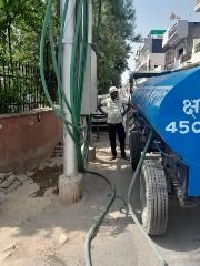 प्रयागराज16जून24*ट्रांसफार्मर का बढ़ा लोड, अर्थिंग में टैंकर से डाला जा रहा पानी भीषण गर्मी को देखते हुए*