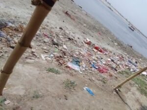 कौशाम्बी15जून24*गंगा दशहरा पर भी नहीं साफ हो सके गंगा घाट*