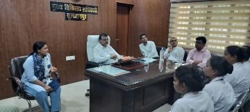 सुल्तानपुर16जून24*मुख्य चिकित्साधिकारी ने योगा और ब्लडप्रेशर को लेकर कार्यालय में किया गोष्ठी का आयोजन*