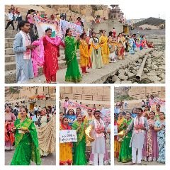 वाराणसी16जून24*विभिन्न संस्थाओं की महिलाओं ने मां गंगा को अर्पित की चुनरी