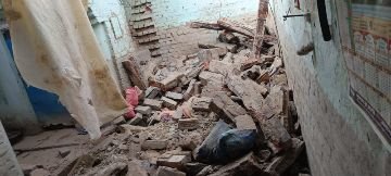 बाराबंकी17जून24*भरभरा कर गिरी जर्जर मकान की छत, मलबे में दबकर एक परिवार घायल बाराबंकी17जून24*भरभरा कर गिरी जर्जर मकान की छत, मलबे में दबकर एक परिवार घायल