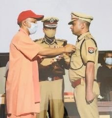 प्रतापगढ़17जून24*प्रतापगढ़ के पुलिस कप्तान सतपाल अंतिल ने बनाया अनोखा रिकॉर्ड।