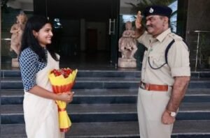 IPS पिता की IAS बिटिया....* *पिता ने पुत्री को किया जय हिन्द ...*
