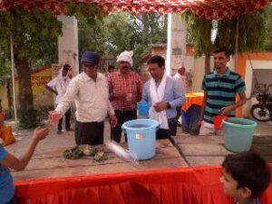 कानपुर नगर18जून24भीषण उमसभरी गर्मी ,, लू ,, के थपेड़ों को देखते हुए किया गया शर्बत वितरण