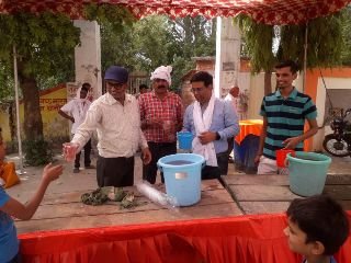 कानपुर नगर18जून24भीषण उमसभरी गर्मी ,, लू ,, के थपेड़ों को देखते हुए किया गया शर्बत वितरण