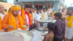 अयोध्या18जून24*सपा नेता सोनू यादव ने मोहब्रा बाजार में करवाया विशाल भंडारा। 