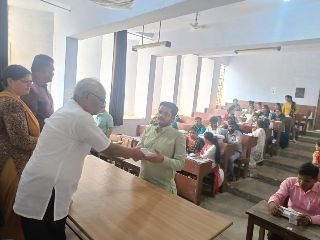 कौशाम्बी18जून24*उत्तर प्रदेश सरकार की तरफ से परास्नातक के बच्चो को टैबलेट बाटा गया* कौशाम्बी18जून24*उत्तर प्रदेश सरकार की तरफ से परास्नातक के बच्चो को टैबलेट बाटा गया*