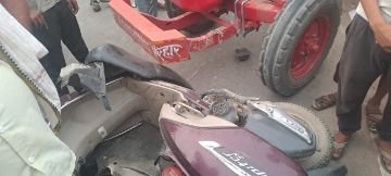 कानपुर देहात18जून24*ट्रैक्टर की चपेट में आए बाइक सवार युवक बाल बाल बच्चे*