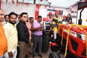 अयोध्या18जून24*आयशर कंपनी द्वारा किसान बलराम गुप्ता को सौंपा गया गिफ्ट में मिला ट्रैक्टर