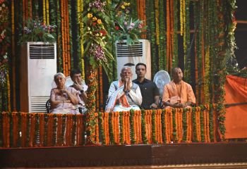 वाराणसी19जून24*गंगा आरती देख मंत्रमुग्ध हुए पीएम मोदी, जगमगाया दशाश्वमेध घाट_*
