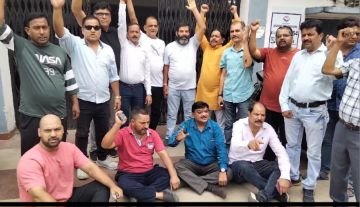 हल्द्वानी21जून24* बिजली कटौती से परेशान आम जनमानस के साथ साथ व्यापार भी प्रभावित।