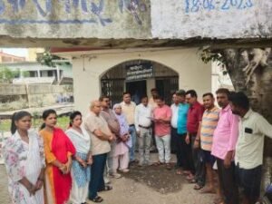 नैनीताल22जून24*लालकुआं में हो रही पानी की किल्लत से परेशान क्षेत्रवासियों ने  जल संस्थान का घेराव किया।