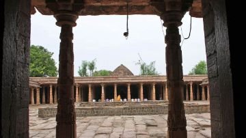 धार23जून24*भोजशाला में जटाधारी भोलेनाथ और भगवान वासुकी की 7 फन वाली मूर्तियां मिलीं*