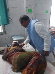 अनूपपुर23जून24*जिला चिकित्सालय पहुंच मंत्री दिलीप जायसवाल ने भालू के हमले में घायल से मिलकर जाना हाल-चाल
