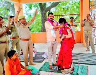 उन्नाव24जून24*महिला पुलिस व पुरूष पुलिस ने मन्दिर में लिये7 फेरे