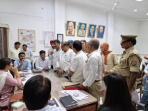 मिर्जापुर28जून24*मोटर ट्रांसपोर्ट एसोसिएशन ने जिलाधिकारी को सौपा पत्रक*