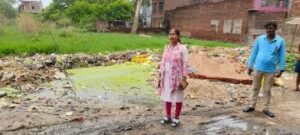 कानपुर देहात 28 जून 24कन्हैया नगर में जलभराव का निरीक्षण करती ईओ नीति त्रिपाठी)*