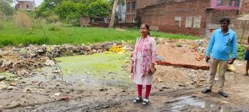 कानपुर देहात 28 जून 24कन्हैया नगर में जलभराव का निरीक्षण करती ईओ नीति त्रिपाठी)*