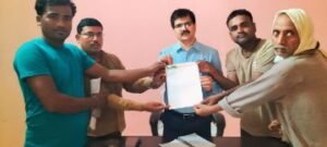 मिर्जापुर28जून24*पहाड़ी ब्लॉक पर आवास हेतु डीडीओ को पत्रक सौपते विकास खण्ड पहाड़ी के दिव्यांग जन*