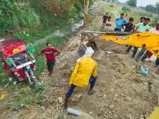 औरैया28जून24*ई-रिक्शा रोड़ से नीचे पुलिया में गिरा चालक घायल*