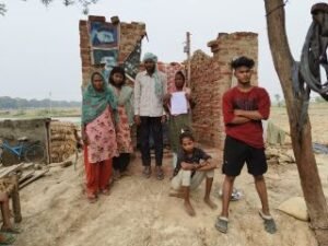 औरैया28जून24*लेखपाल ने तुड़वायी गरीब की झोपड़ी, बारिश के मौसम में बेघर हुआ एक परिवार*